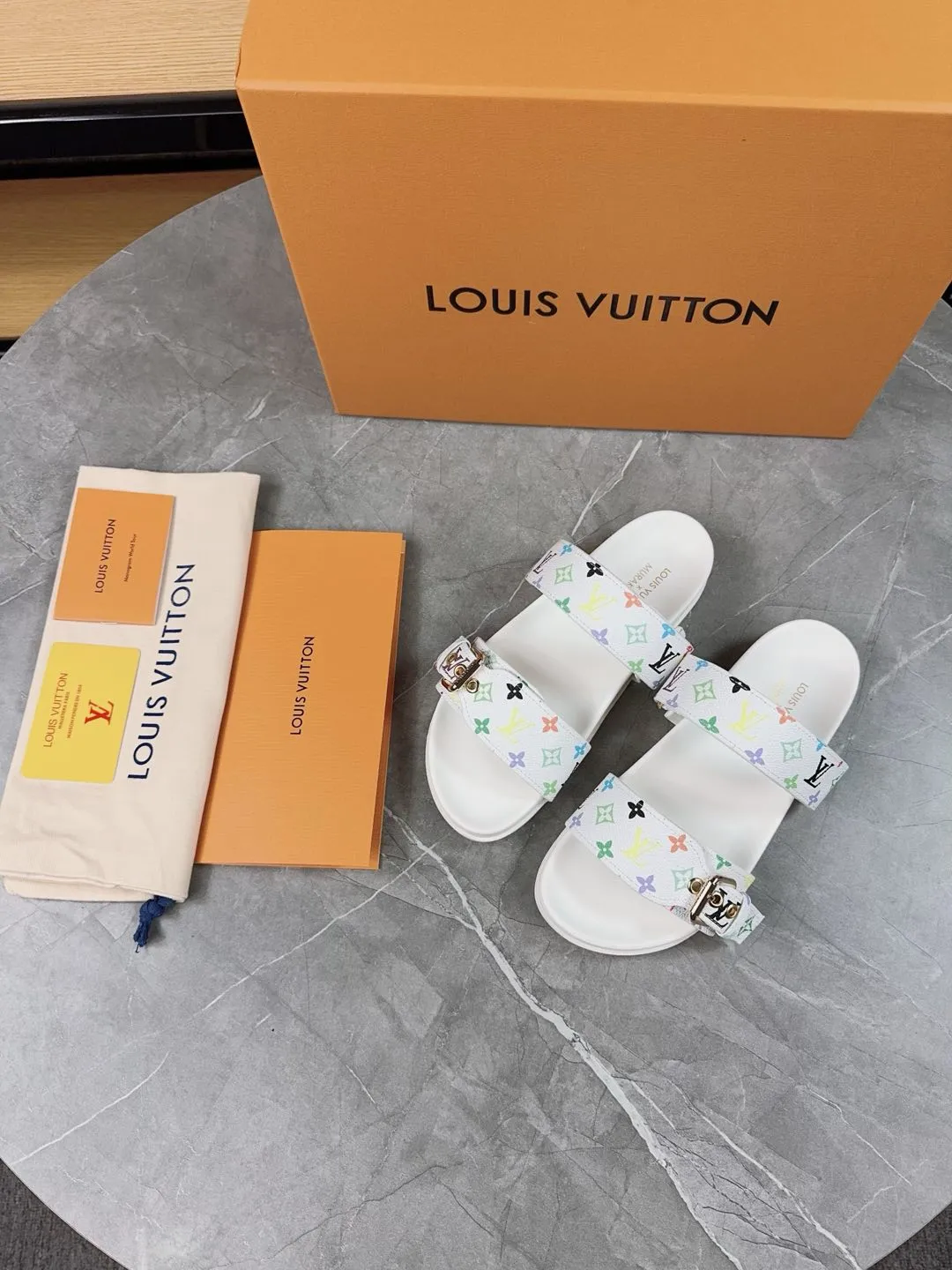 👟👟Ex-factory price 400👟👟 New slippers for spring and summer🌟The belt buckle is adjustable and elastic, full of beach style, original molded LV metal logo decoration, fashionable and beautiful, super versatile🤳🏻upper cowhide/customized imported jacquard fabric/original old-fashioned leather material, water-dyed sheepskin lining (water platform + wear-resistant velvet + rubber sole) three-layer combination outsole 🔶Size: Female 35-43 Male: 38-46